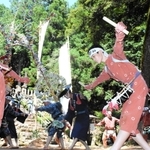 太鼓を打ち鳴らしながら「寺内ざんざか」を踊る氏子たち＝山王神社