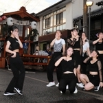 京二屋台の演芸でダンスを踊る浜坂高校のダンスサークルメンバー＝新温泉町浜坂