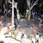 太鼓を打ち鳴らしながら「寺内ざんざか」を踊る氏子たち＝山王神社
