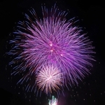 日本海の夜空を彩る花火＝新温泉町芦屋