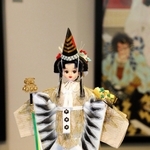 コウノトリをイメージして作られた「コウノトリ　リカちゃん」＝市立歴史博物館