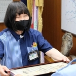 署長感謝状を受け取る河関美由紀さん＝豊岡署