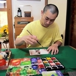 花朱印を描く石部智應副住職＝遍照寺