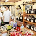 ９０周年を迎える「ヒグラシ珈琲」の山根勝三郎さん（左）と知也さん＝豊岡市千代田町