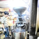「薪火」の焙煎機（手前）とガス釜の焙煎機