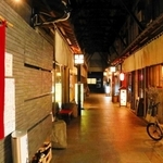 夜のふれあい公設市場。居酒屋や飲食店から明かりがこぼれ、町家の雰囲気が際立つ＝豊岡市千代田町