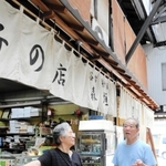 森垣菓子店の森垣日出盈さん（左）と鮮魚店を営む村尾清彦さん