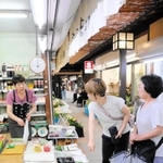 昼のふれあい公設市場。八百屋や生花店が並ぶ