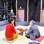 劇場で稽古する劇団員ら