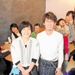 「ひととまる」の内覧会で住民らに囲まれる石丸佳佑さん、望さん夫婦＝豊岡市竹野町竹野