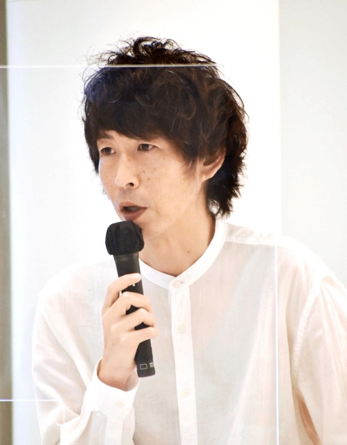小説家になった経緯などを語る早見和真さん＝アール・ベル・アンジェ豊岡