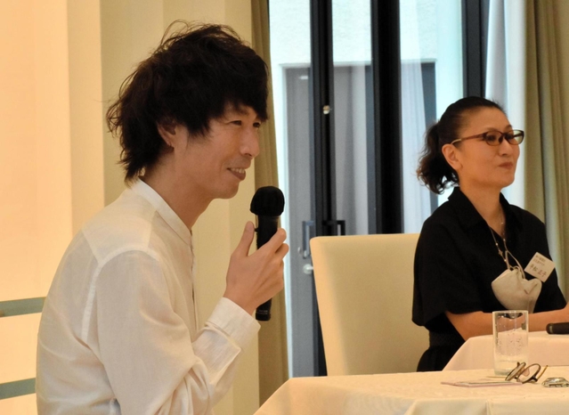 質疑応答で会場からの質問に答える早見和真さん＝アール・ベル・アンジェ豊岡