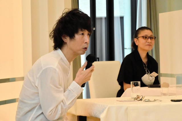 質疑応答で会場からの質問に答える早見和真さん＝アール・ベル・アンジェ豊岡