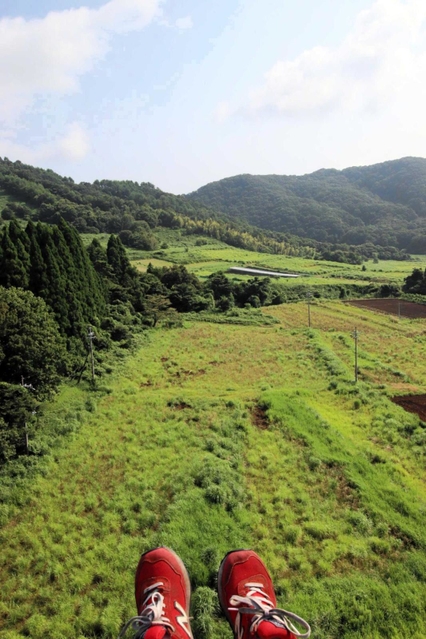 高さ約１００メートルの地点から飛び立つと、緑の山並みが眼下に広がる＝豊岡市日高町太田、アップかんなべ
