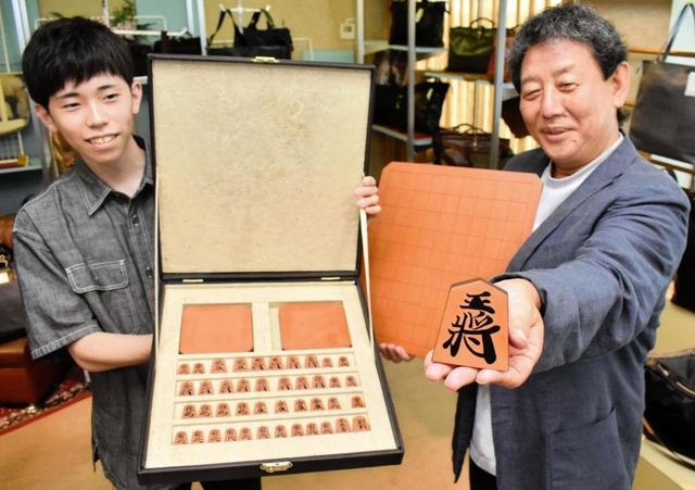 お値段55万円、高級感漂う将棋セット なんで革製？！ 豊岡の