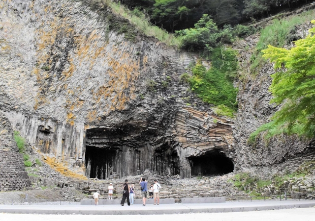 柵が取り換えられ基壇が設けられた玄武洞＝豊岡市赤石