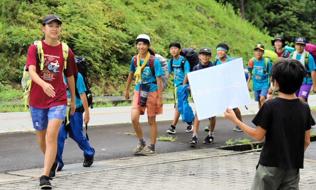 ＪＲ京都駅から１７０キロを歩いてゴールした児童ら＝植村直己冒険館