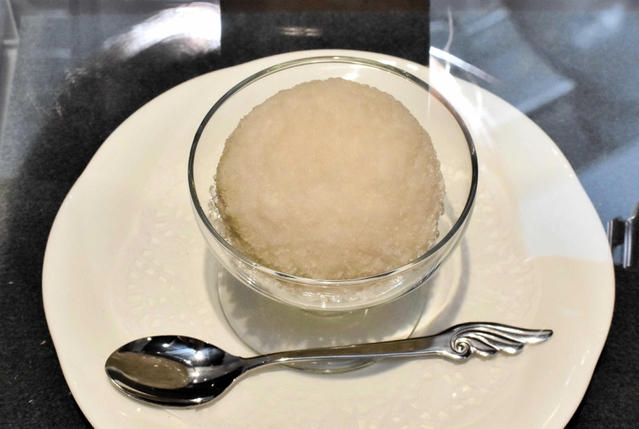 形も大きさもバニラアイスぴったりのトムソナイト＝玄武洞ミュージアム