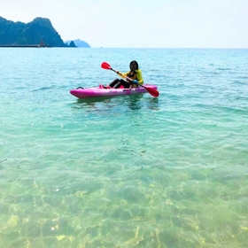エメラルドグリーンの日本海を満喫できるカヤック体験＝新温泉町内（麒麟トラベラー提供）