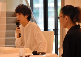 「デブ猫ちゃん」プロジェクトにかける思いを語る早見和真さん＝アール・ベル・アンジェ豊岡