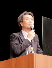 講演会で拉致問題の早期解決などを訴える蓮池薫さん＝やぶ市民交流広場