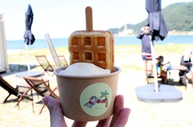 豊岡産豆腐を使ったワッフル＝気比の浜海水浴場