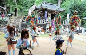 大うちわを背負う「中踊り」を中心に「側踊り」が舞う「大杉ざんざこ踊り」＝養父市大屋町大杉