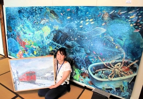 あべのハルカスにも飾られた大作や生野の風景画を展示する松本知佳さん＝古民家喫茶＆レンタルスペース岡見