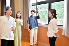 会場の下見に訪れた劇団「安住の地」の私道かぴさん（右）らメンバー＝豊岡市日高町日置