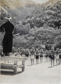 ４日後に入営を控える教員（手前）が指揮をとった最後の姿