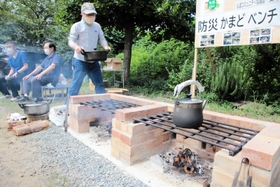 座板を外せば、かまどとして使える「防災かまどベンチ」＝豊岡市出石町松枝