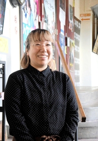 後継の田中亜衣子代表＝豊岡劇場