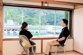 ２階からはエメラルドグリーンの絶景が楽しめる＝新温泉町居組