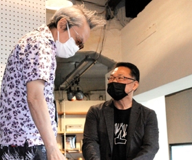 最終上映の観客を見送る石橋秀彦代表（右）＝豊岡劇場