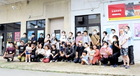 最終上映後、観客らと記念写真を撮った＝豊岡劇場