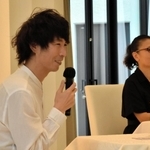 質疑応答で会場からの質問に答える早見和真さん＝アール・ベル・アンジェ豊岡