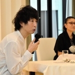 質疑応答で会場からの質問に答える早見和真さん＝アール・ベル・アンジェ豊岡