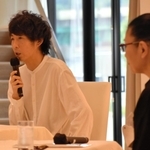 「デブ猫ちゃん」プロジェクトにかける思いを語る早見和真さん＝アール・ベル・アンジェ豊岡