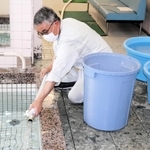 広島市内へ届けられた湯村温泉の源泉＝広島市安佐北区倉掛（新温泉町提供）