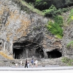 柵が取り換えられ基壇が設けられた玄武洞＝豊岡市赤石