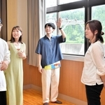 会場の下見に訪れた劇団「安住の地」の私道かぴさん（右）らメンバー＝豊岡市日高町日置