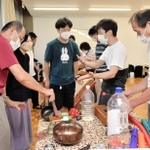 効果音に使用する楽器を選ぶ「毛帽子事務所」の高原綾子さん（左から２人目）や参加者ら＝豊岡市立野町