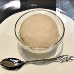 形も大きさもバニラアイスぴったりのトムソナイト＝玄武洞ミュージアム