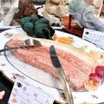 「豚肉石」（手前）とひすいの白菜＝玄武洞ミュージアム