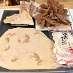 エビの化石がくっきりと残る石「えびせんべい」（手前）と、瓦煎餅が連なっているように見える石＝玄武洞ミュージアム