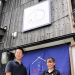 「いっきゅうさん」じゃなくて「いぐみだよ」と笑い合う中井さん夫婦＝新温泉町居組