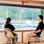 ２階からはエメラルドグリーンの絶景が楽しめる＝新温泉町居組