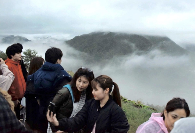 竹田城跡で雲海を楽しむ観光客ら＝２０１９年撮影