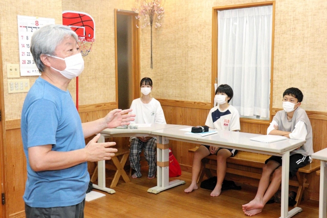 高森さんが自宅で開く英語塾の一こま。紛争地帯での経験談なども語られる＝新温泉町