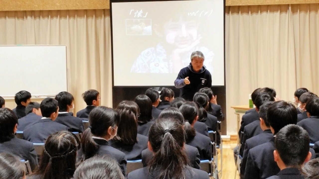 高森さんが全国で続ける講演活動。「命」をテーマにした講演は３００回を超え、そこで生まれたつながりが活動を支える＝２０１６年、東京都杉並区